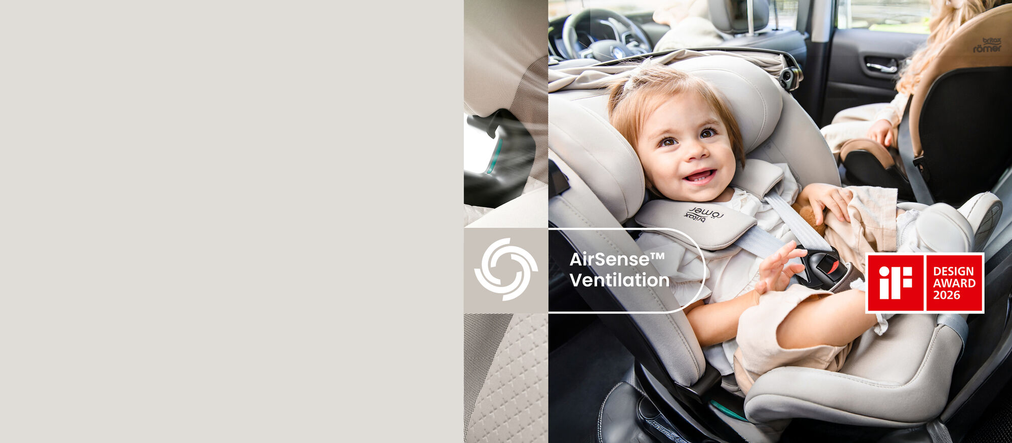 Jeune enfant attach&eacute; dans le si&egrave;ge auto Britax R&ouml;mer SWIVEL-GROW MAX AIR dans un v&eacute;hicule, avec d&eacute;tails de ventilation AirSense&trade; et badge iF Design Award 2026.